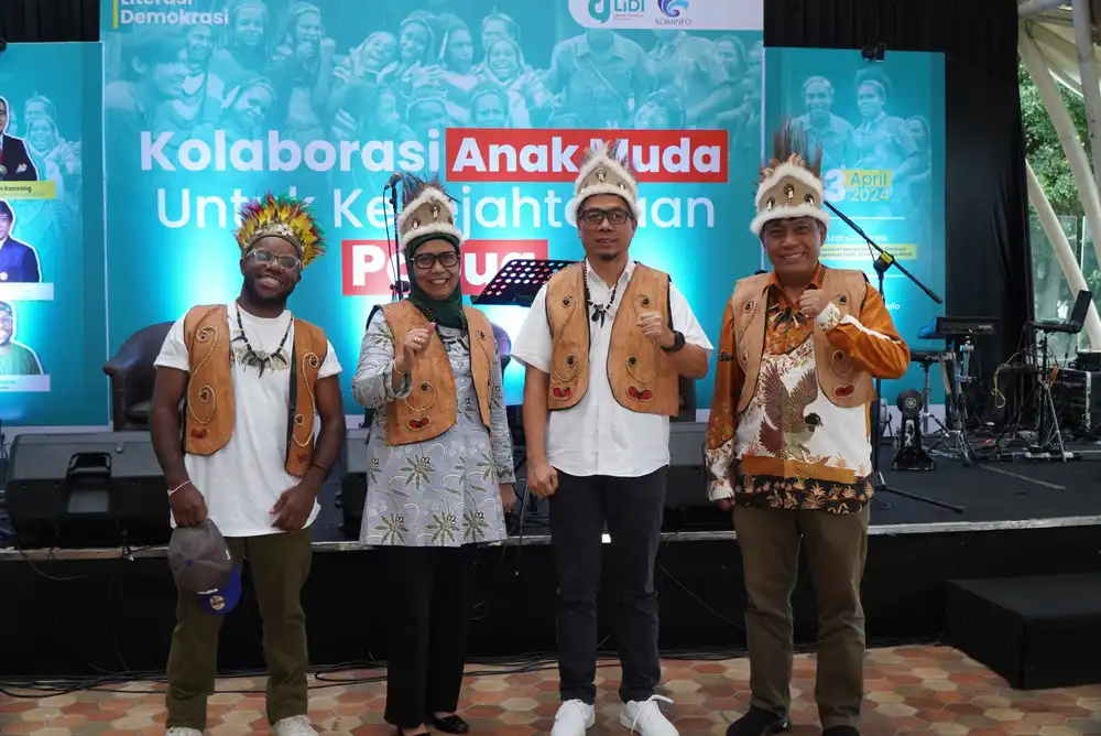 Dirjen IKP Kemenkominfo, Usman Kansong dan narasumber forum diskusi Literasi Demokrasi dengan tema “Kolaborasi Anak Muda Untuk Kesejahteraan Papua” di Bandung, Jawa Barat, 3 April 2024