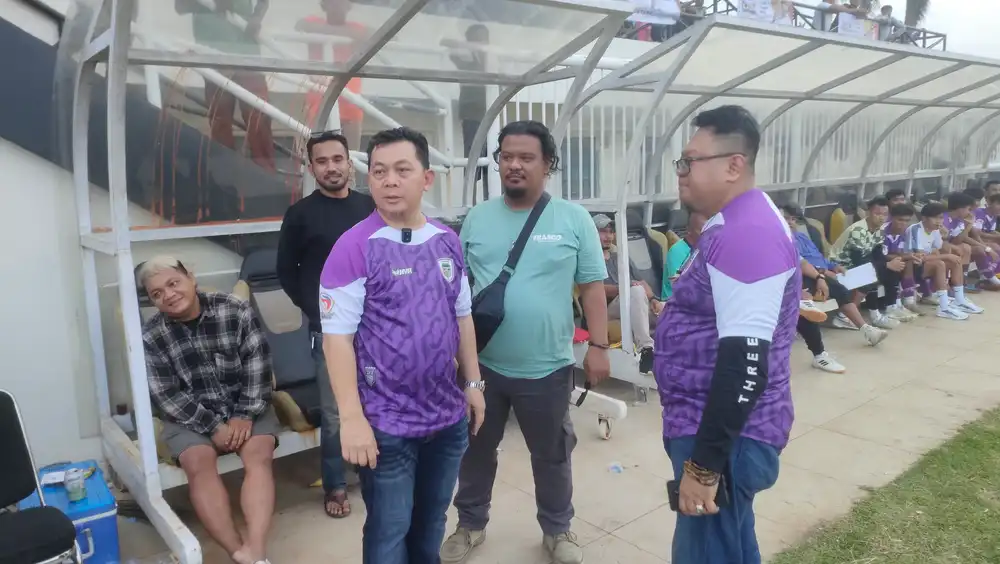 Ivan Kuntara saat menyaksikan laga uji coba Persipo Purwakarta vs PS Siak di Stadion Purnawarman Purwakarta (Foto: Jabarnews.com)