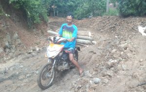 Akses Jalan Kampung Cikawini dan Cipeuteuy Cianjur Rusak Parah