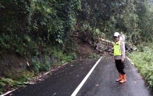 Longsor Kembali Tutup Jalan Selajmbe-Darma Kuningan, Polisi Beri Imbauan Ini