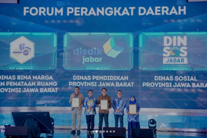 Pemberian penghargaan 'Pelaksanaan Forum Perangkat Daerah Tingkat Provinsi Jawa Barat Tahun 2024'