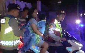 Polres Purwakarta Bantu Pemudik yang Sakit saat Terjebak di Tol Cipali