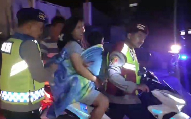 Polres Purwakarta Bantu Pemudik yang Sakit saat Terjebak di Tol Cipali