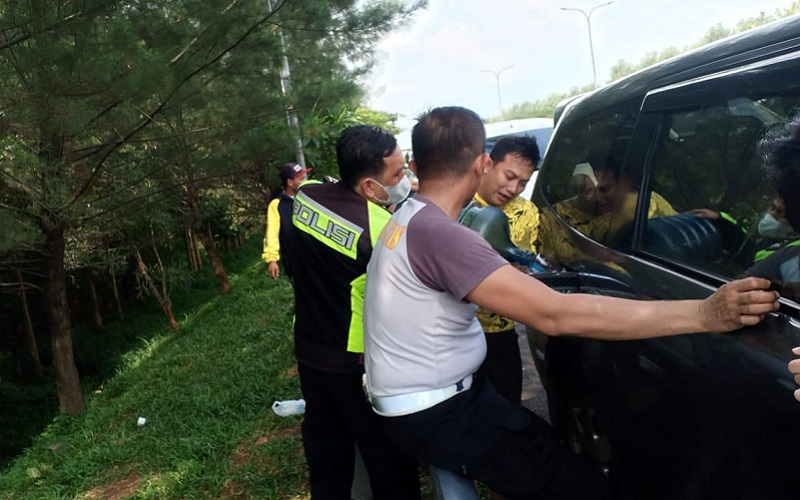 Arus Balik Lebaran 2024, Polres Purwakarta Bantu Pemudik yang Kehabisan BBM di Tol Cipali KM 72