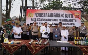 Ribuan Botol Miras dan Knalpot Bising Dimusnahkan di Kota Tasikmalaya, Polisi Ungkap Hal Ini