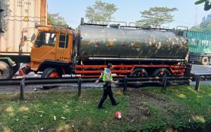 Kontainer Tabrak Truk Tangki saat Mudur Satu Orang Tewas