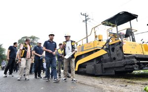 Cek Perbaikan Jalan Tegalgubug-Arjawinangun Cirebon, Bey Machmudin Sampaikan Hal Ini