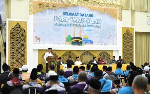 Lepas Keberangkatan Jemaah Haji Kloter Pertama Embarkasi Jakarta-Bekasi, Bey Machmudin Sampaikan Hal Ini