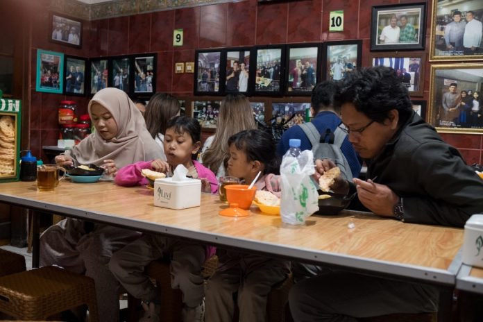 58 Tahun, Rasa Melegenda Lontong Kari Kebon Karet Bandung