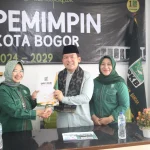 PKB Kota Bogor menyerahkan rekomendasi ke dr. Raendi Rayendra