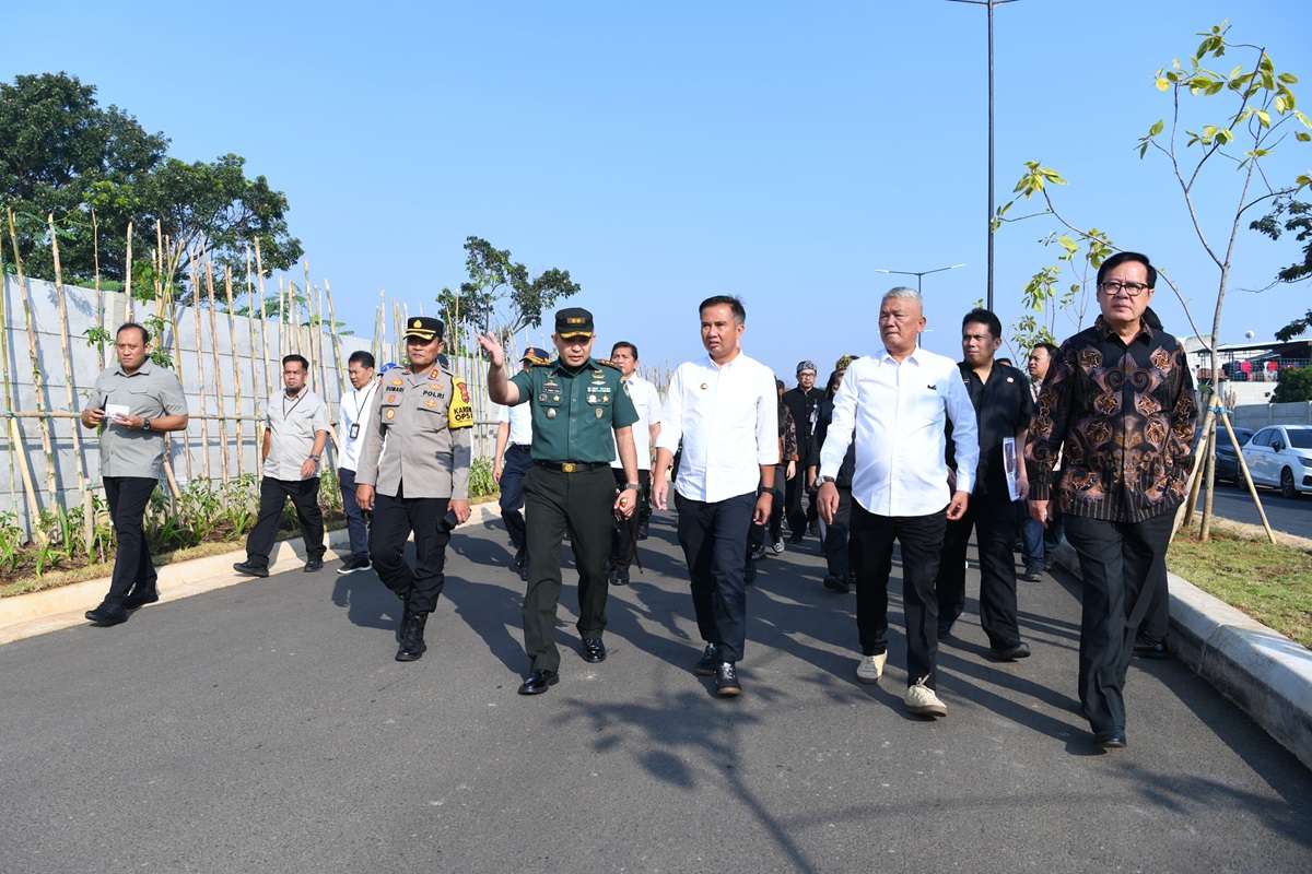 Pj Gubernur Jabar Bey Machmudin mengunjungi dan meresmikan akses baru menuju Masjid Raya Al Jabbar (Foto: Pemprov Jabar)