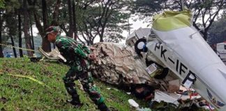 Prajurit TNI mengevakuasi pesawat jatuh di BSD Tangerang.