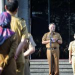 Sekda Jabar Herman Suryatman memimpin apel pagi di Gedung Sate Bandung