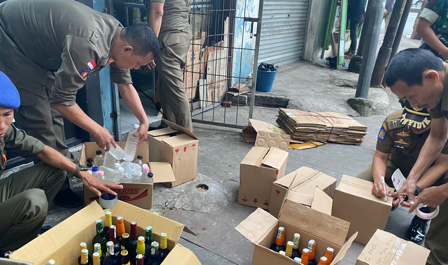 Satpol PP Bandung Sita Obat dan Minuman Beralkohol Ilegal