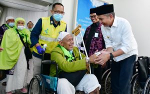 Sambut Kedatangan 440 Jemaah Haji Kloter 1 di BIJB Kertajati, Bey Machmudin Sampaikan Hal Ini