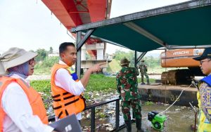 Bey Machmudin Ungkap Kendala Pembersihan Sampah di Jembatan Sapan, Ternyata…