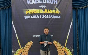 Juara Liga 1 Indonesia, Bey Machmudin Serahkan Kadeudeuh untuk Pemain Persib Bandung