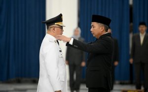 Bey Machmudin Lantik Ade Zakir Hasim Jadi Penjabat Bupati Bandung Barat