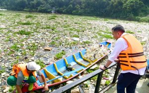 Cek Citarum Jembatan Babakan Sapaan yang Penuh Sampah, Bey Machmudin Tegaskan Hal Ini