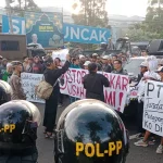 Para pedagang di kawasan puncak Bogor menolak penertiban oleh Pemkab Bogor