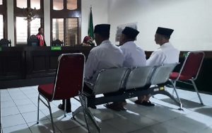Tiga Pelaku Pengeroyokan Anggota Satpol PP Kota Bandung Jalani Sidang Pemeriksaan