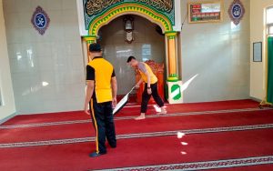 Masya Allah… Polisi di Purwakarta Bersihkan Masjid, Bawa Pesan Ini