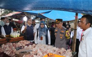 Jelang Idul Adha, Polres Purwakarta Lakukan Pengecekan Stok dan Harga Sembako di Pasar Tradisional
