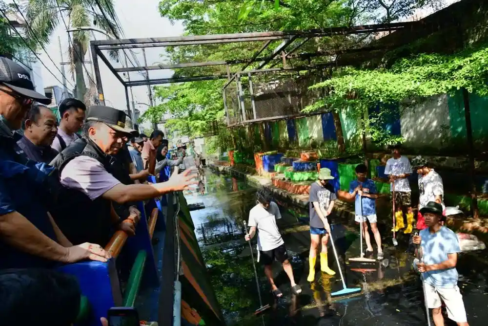 Sekretaris Daerah Provinsi Jabar Herman Suryatman saat meninjau kondisi Sub DAS Citepus di Kelurahan Cibadak, Kecamatan Astanyaanyar, Kota Bandung