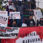 Aksi Aktivis Bandung Tolak Intervensi Sidang Penipuan dan Penggelapan Terdakwa Adetya