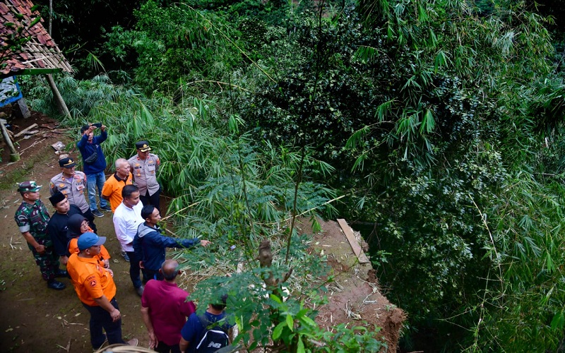 Bey Machmudin Pastikan Penanganan Longsor di Tasikmalaya Berjalan Optimal