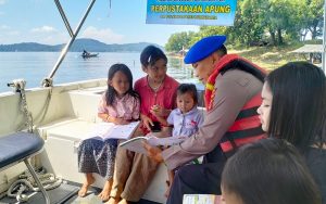 Tingkatkan Minat Membaca Anak Nelayan, Polres Purwakarta Buat Kapal Baca
