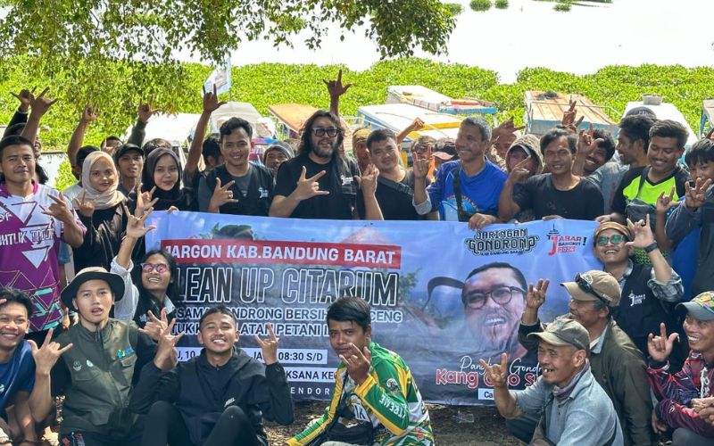 Ono Surono dan Jaringan Gondrong Bersihkan Eceng Gondok di Waduk Citarum