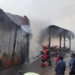Pemadam Kebakaran berupaya memadamkan api yang membakar pasar