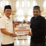 Penyerahan bantuan untuk imam dan marbot masjid.