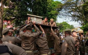 Satpol PP Kota Bandung Tertibkan Bangunan Liar dan PKL di Jalan Sumatera