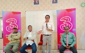 Beri Edukasi Literasi Digital, Tri Gandeng Kuburan dan EJ Peace di SMAN 1 Campaka