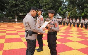 Dua Personel Polres Purwakarta dapat Penghargaan dari Lilik Ardiansyah, Ini Prestasinya