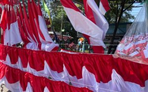 Polres Garut Tebar 10 Ribu Bendera Merah Putih, Warga Pakenjeng Bentangkan Hingga 1,5 Km