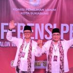 Pasangan Muraz dan Andri saat mendaftarkan diri ke kantor KPU Kota Sukabumi.