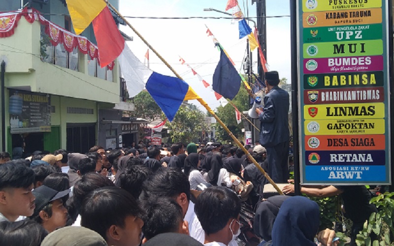 Ratusan Pelamar Kerja Kepung Kantor Desa Sukamaju Cianjur, Ada Apa?