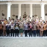 Pj Bupati Purwakarta Benni Irwan, Forkopimda foto bersama para veteran usai kegiatan Riung Mungpulung dalam peringatan Hari Veteran Nasional 2024