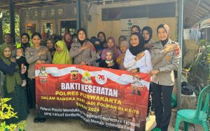 Sambut HUT ke-76 Polwan, Polisi Cantik di Purwakarta Bagikan Sembako