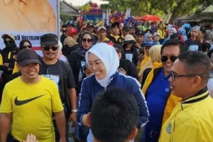Meriah! Ribuan Warga Antusias Ikut Jalan Cantik Bareng Calon Bupati Purwakarta Anne Ratna Mustika