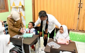 Herman Suryatman Tinjau Uji Coba Program Makan Siang Bergizi Siswa SD di Sumedang