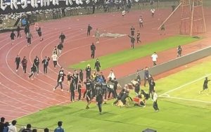 Kemenangan Persib Bandung Atas Persija Jakarta Tercoreng Kericuhan Suporter