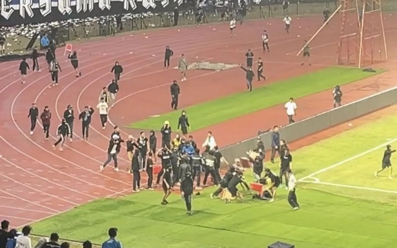 Kemenangan Persib Bandung Atas Persija Jakarta Tercoreng Kericuhan Suporter