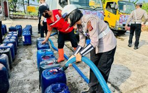 Satlantas Polres Purwakarta Bagikan Air Bersih ke Warga yang Terdampak Kekeringan