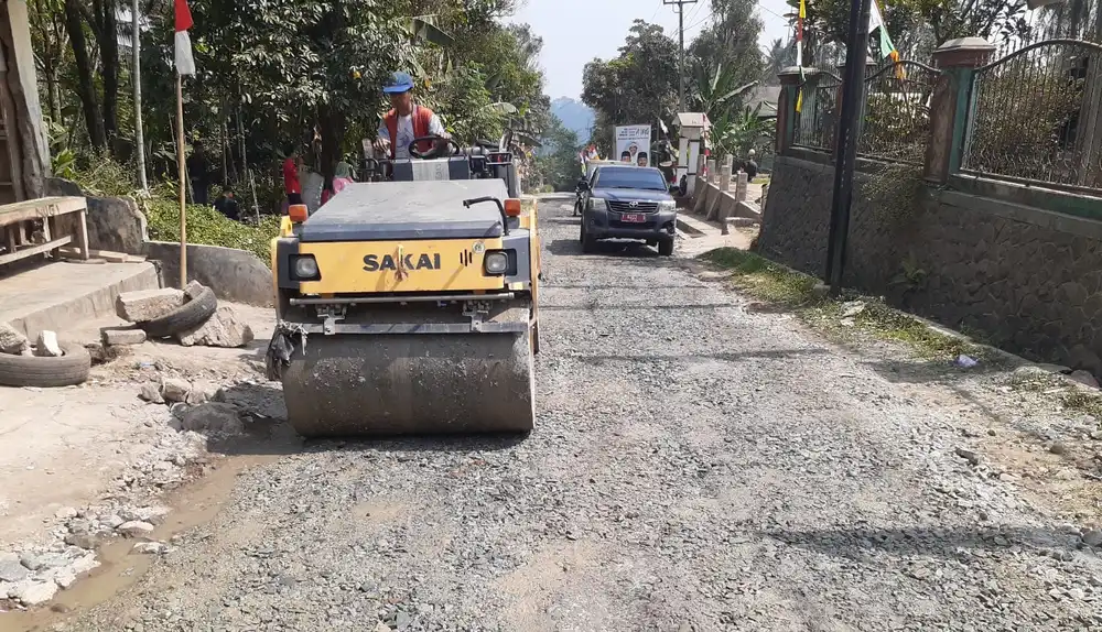 Tanggapi Protes Warga, Pemkab Purwakarta Perbaiki Jalan Yang Ditanami Pohon Pisang