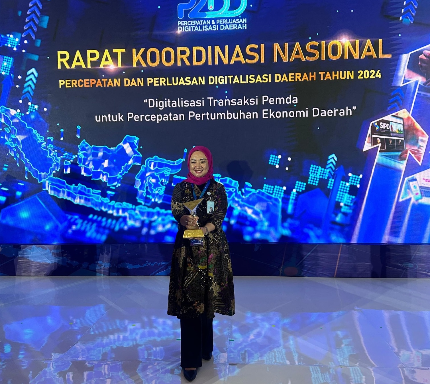 Nancy Adistyasari, Direktur Komersial dan UMKM bank bjb, menerima penghargaan BPD Terbaik pada TP2DD 2024 di Jakarta