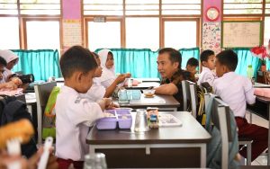 Bey Machmudin Tinjau Uji Coba Makan Siang Bergizi Hari ke-20 di Sumedang, Ini Hasilnya
